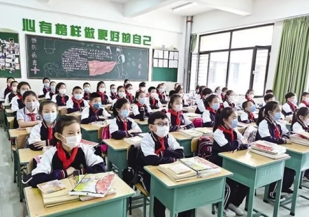 一学生因自己名字火了，老师看后让学生别用网名，学生亮出身份证